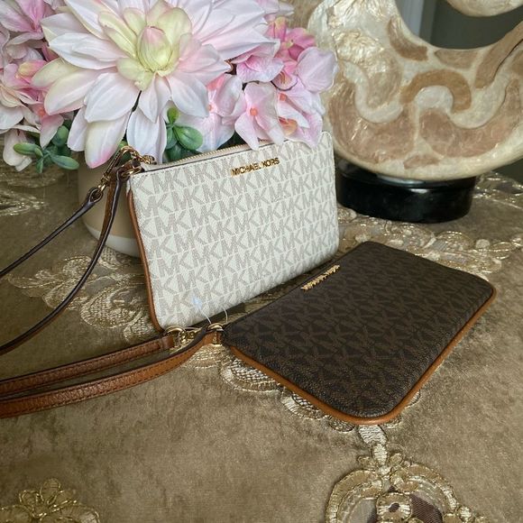 Michael Kors Handbags - Michael Kors wristlet